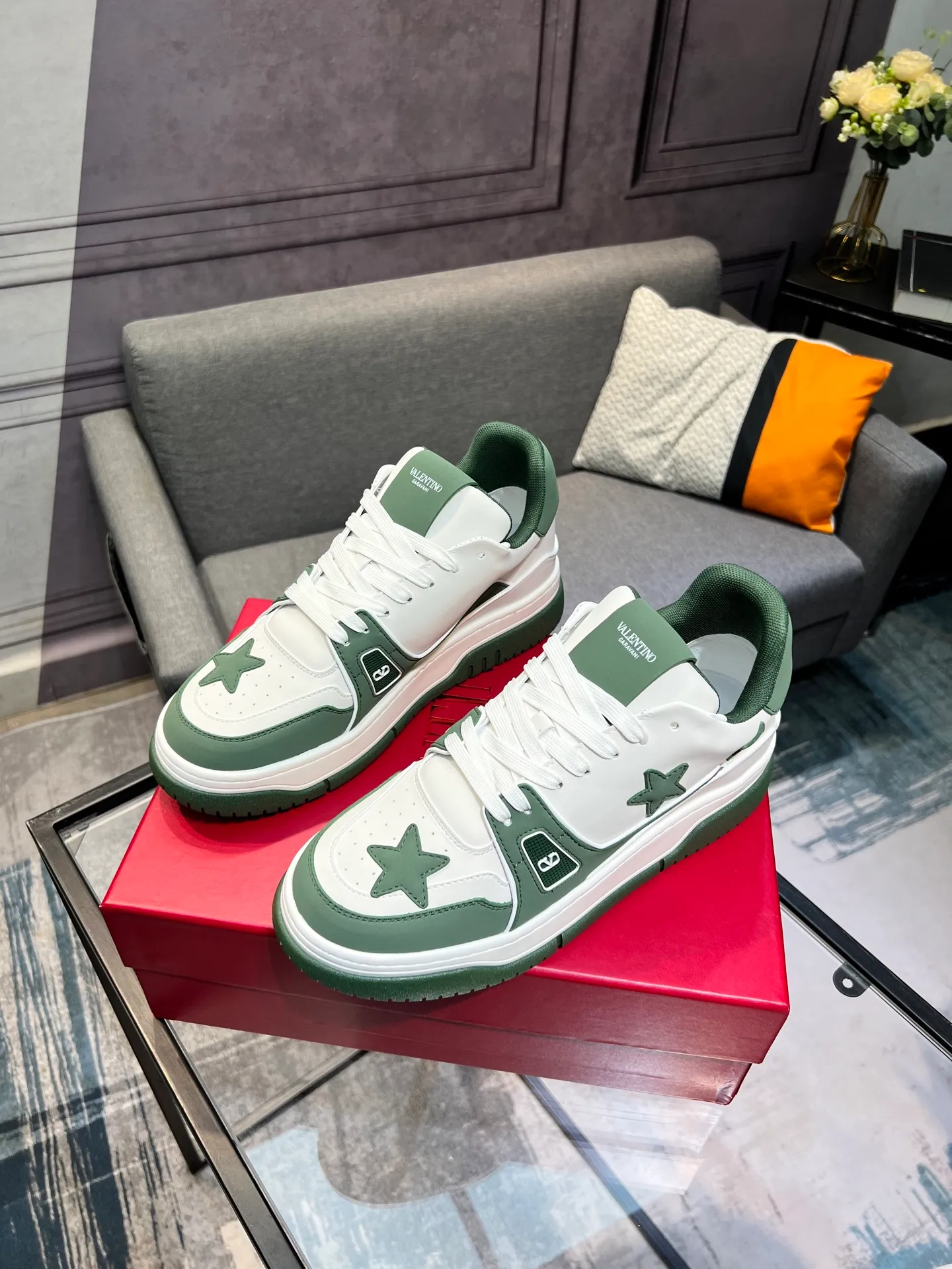 Men's Men's Shoes 💰660 Valentino 2023 early autumn new star shoes are now online! Wang Hedi and Ren Jialun have been worn by many celebrities. Who can refuse the same couple shoes as Wang Hedi! The design of Stars Stab My Heart is cool and spicy. The material of the shoes is cowhide, and every color is beautiful! Size 35-40, men’s size 39-44 (women’s 41, men’s 38, 45🉑️customized)